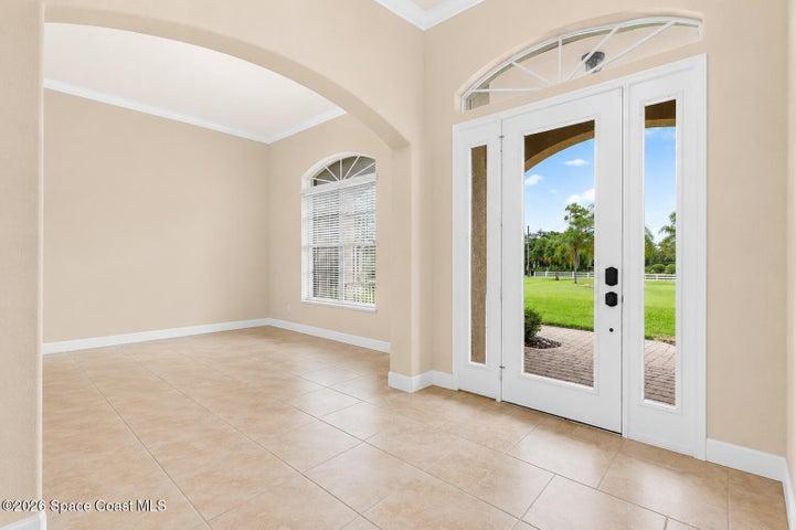 Grand entry Entry way