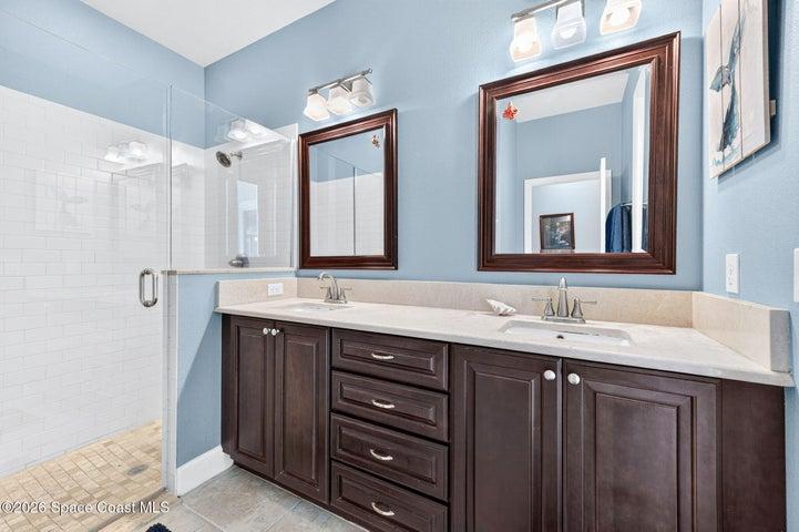 Bathroom 2 - entry to pool