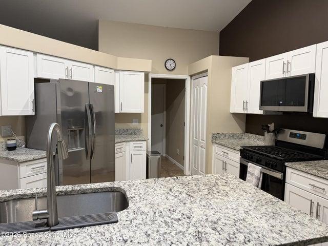 Gas stove, quartz counters, cabinets & appliances all new in 2025