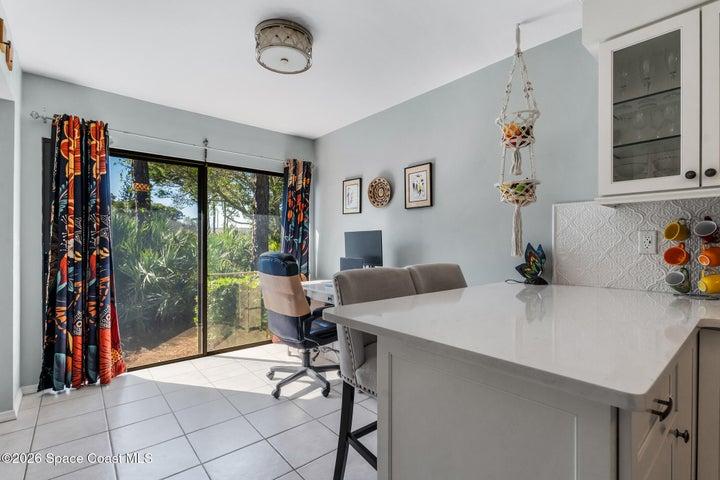 Dining Area and Breakfast Bar