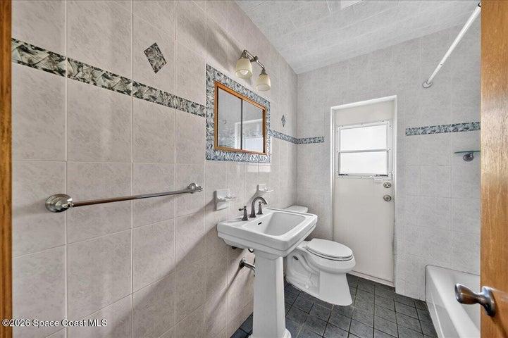 Hall bathroom tub/shower combo