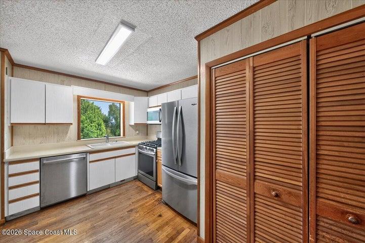 Kitchen, laundry closet
