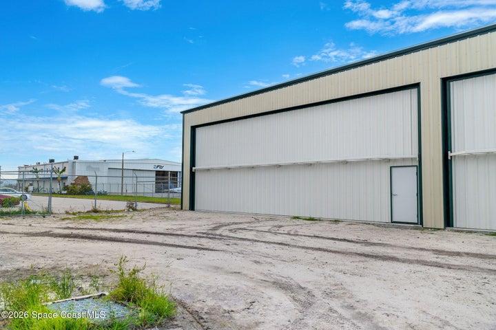 Planned 2,250-square-foot airport hangars are designed with expansive dimensions, 16-foot clearance and remote-controlled Hydroswing doors.