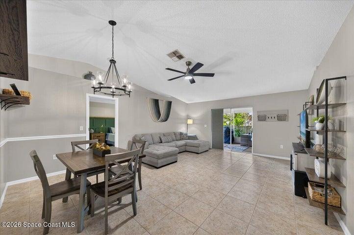 DINING / FAMILY ROOM