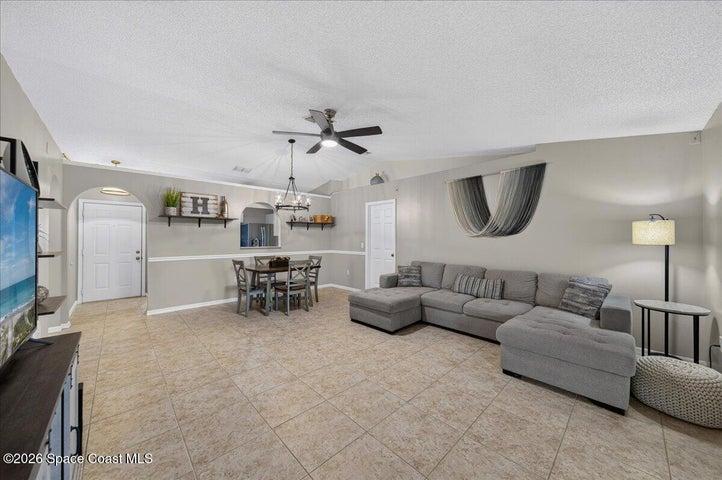 DINING / FAMILY ROOM
