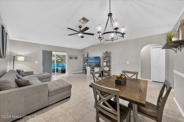 DINING / FAMILY ROOM