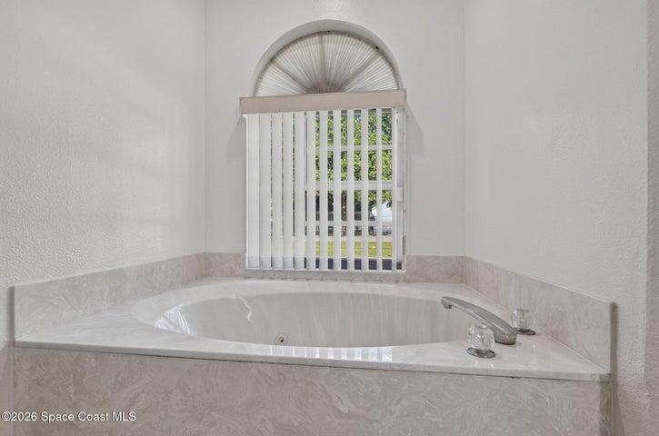 1st floor suite soaking tub