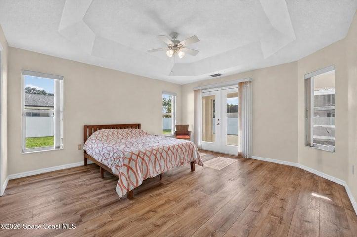 1st floor suite with screen porch access and private bathroom
