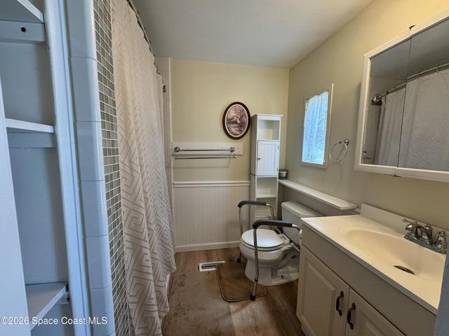 Master Bathroom w/tub-shower
