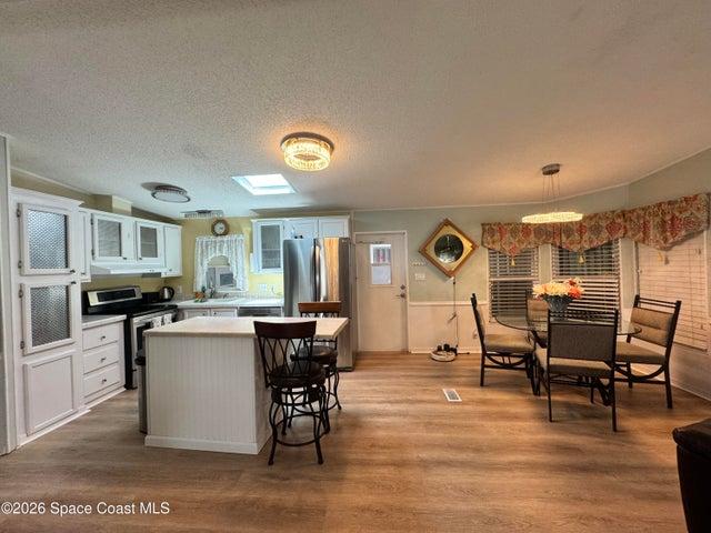 Island Kitchen, Dining Room