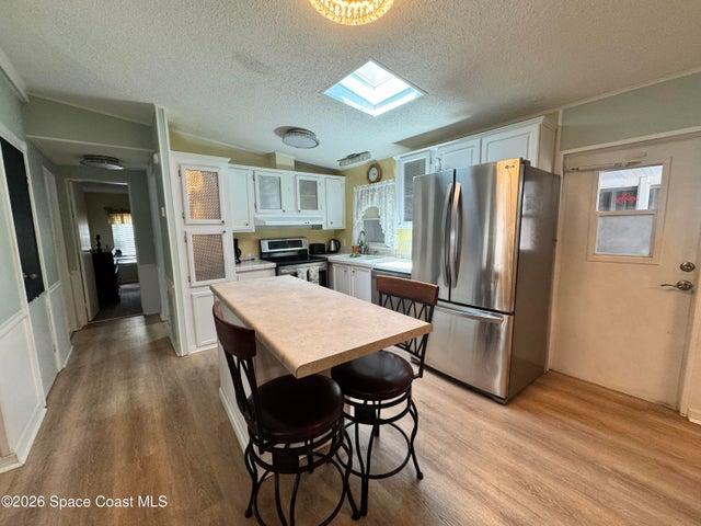 Island Kitchen, Skylight, updated Appliances