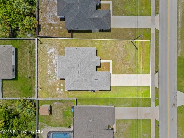 Stunning aerial perspective of the home and its prime location