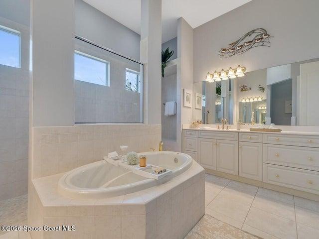 Primary bath with large tub