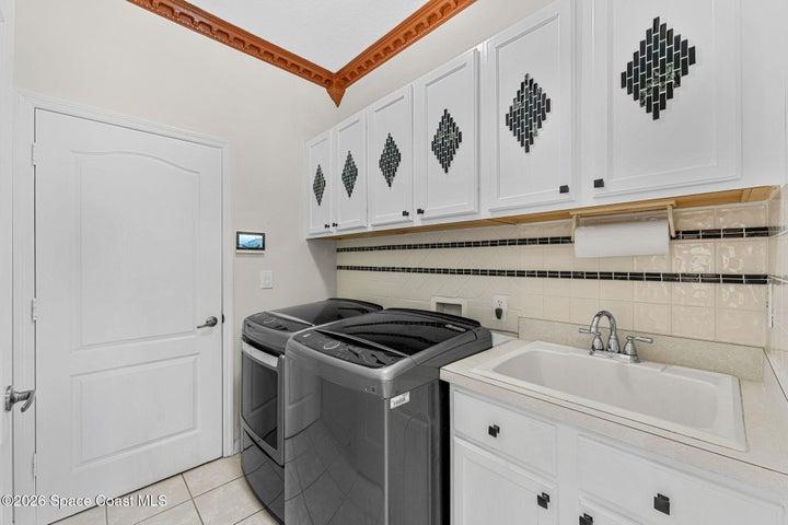 laundry with sink, off the kitchen