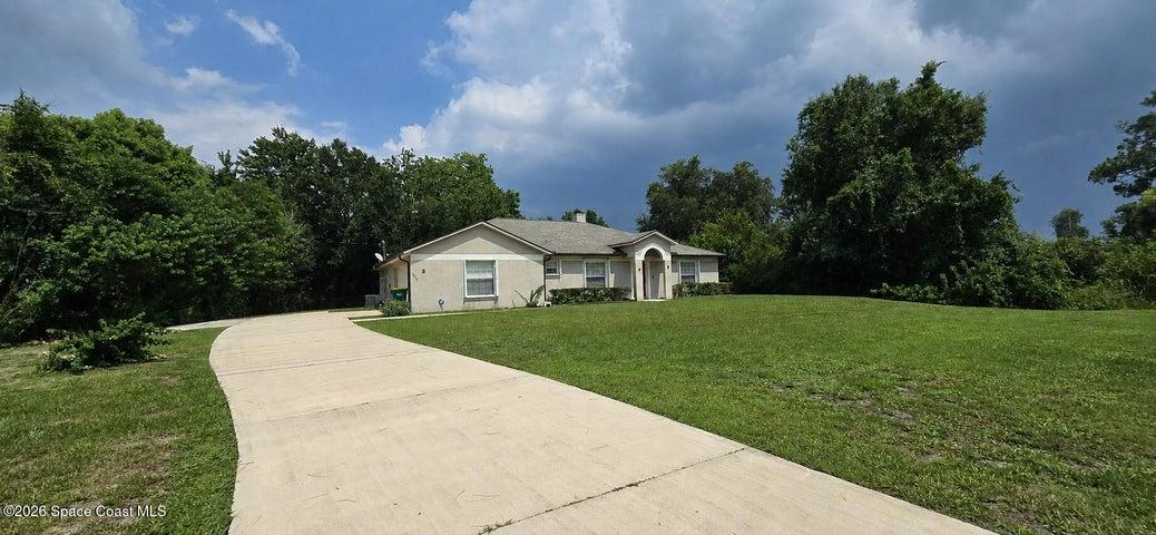 3835 Alan Shepard Ave - Driveway