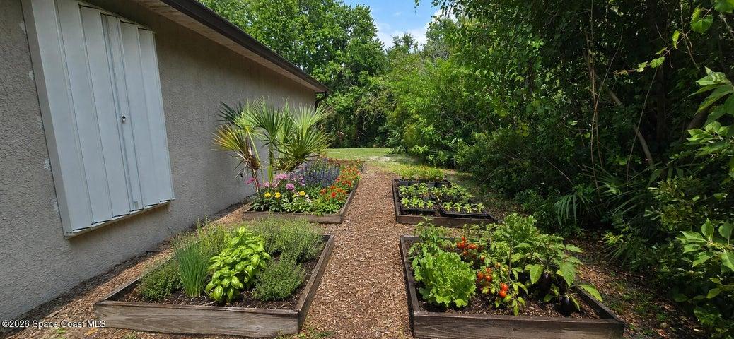 Side yard garden possibilities. Digitally redesigned.