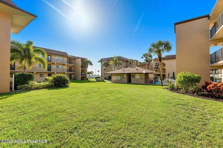 Sumptious, expansive community grounds