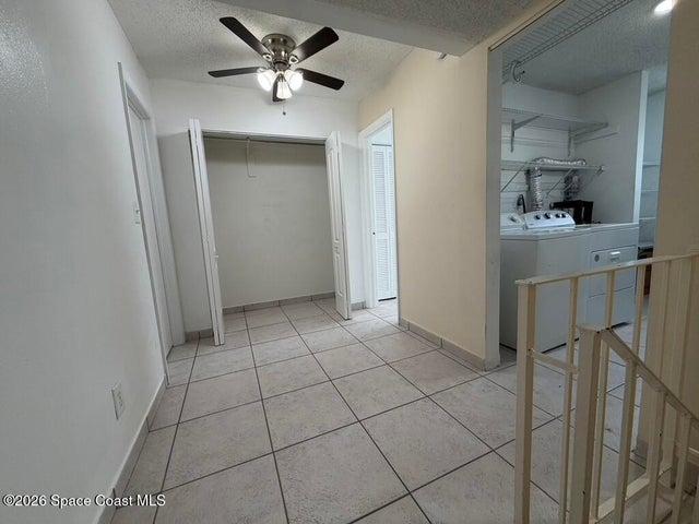 Second level area and laundry