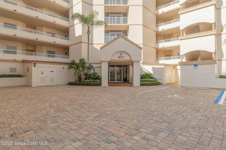 Beautiful new construction style building with secure lobby entry