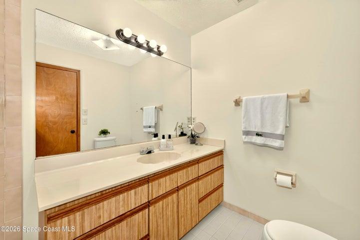 ENSUITE BATHROOM to Bedroom 1.
