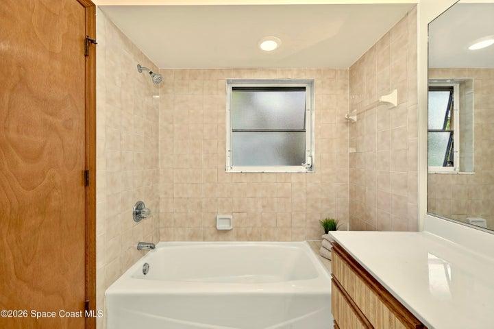 ENSUITE BATHROOM to Bedroom 1.