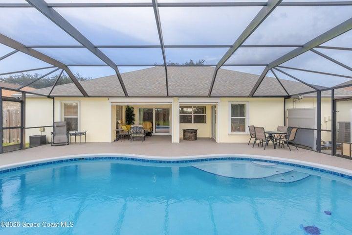Screened pool patio