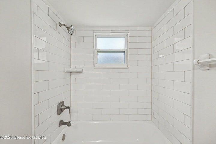 Guest bath tub/shower
