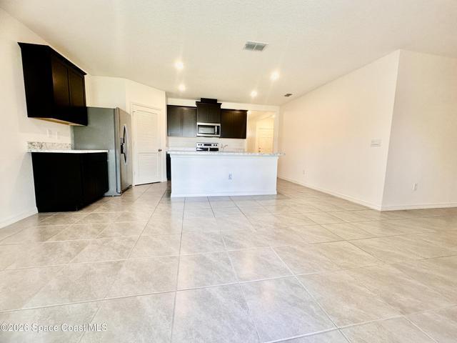 Kitchen & Eat In Area