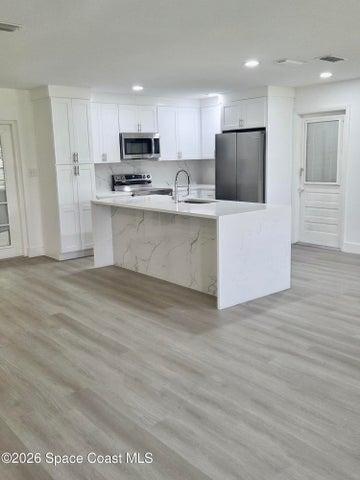 New picture of the kitchen,now with more cabinet space !!!!!