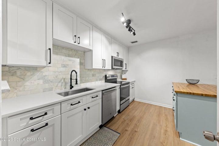 All about the details... crown molding, modern backsplash!