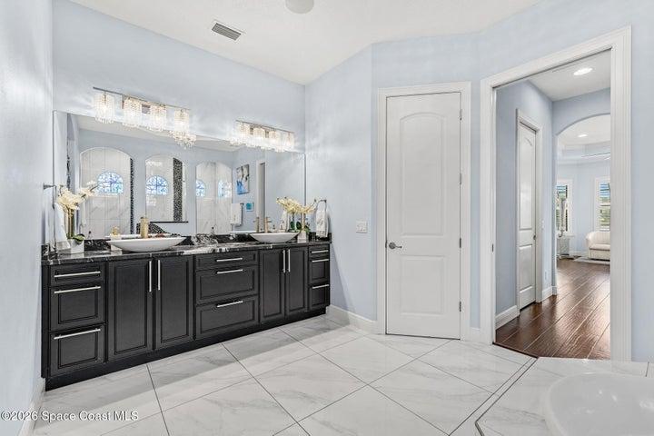 Primary Spa-Inspired Bath