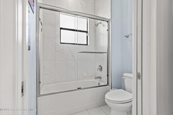 Jack/Jill Bath 3 with tub