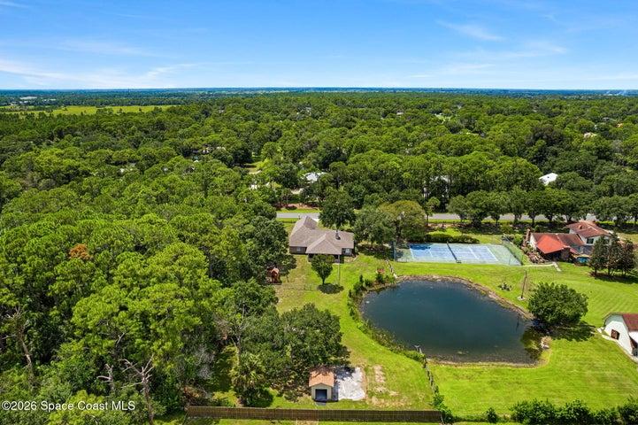 Stunning aerial perspective of the home and its prime location