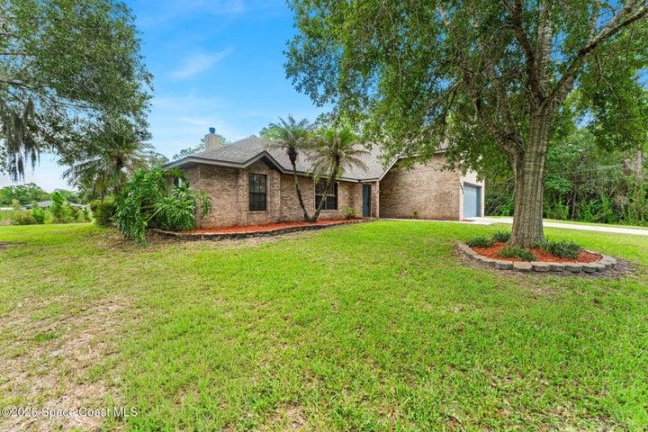 Backyard setting offering comfort and versatility