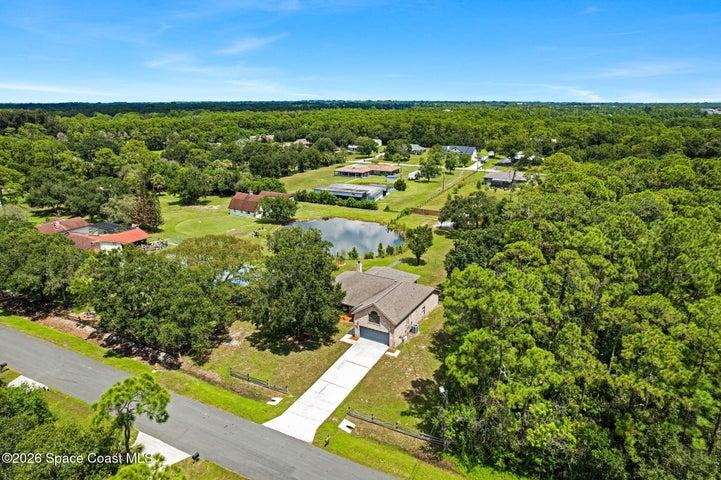 Bird’s-eye perspective highlighting the property’s lot and surroundings