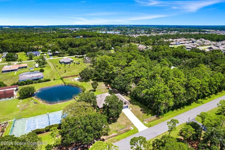 Stunning aerial perspective of the home and its prime location