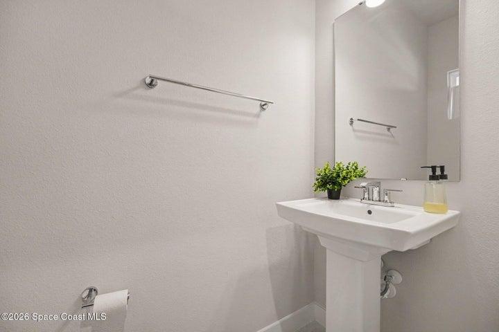 2nd bathroom with tub.