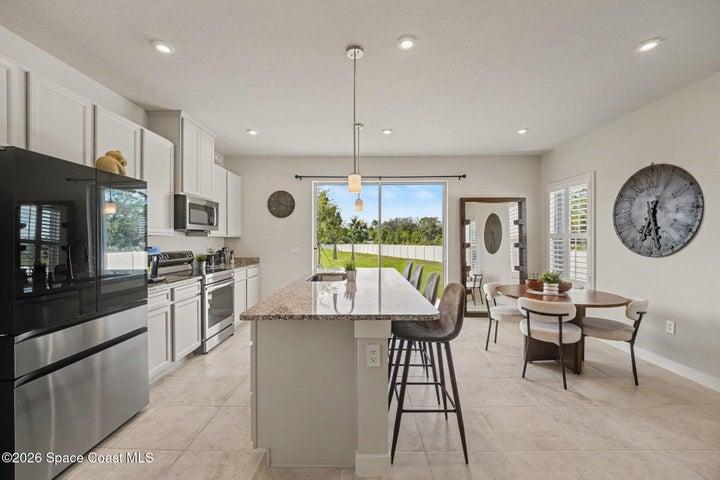 Kitchen with 42' cabinets, granite counter, walk in pantry, top end appliances.