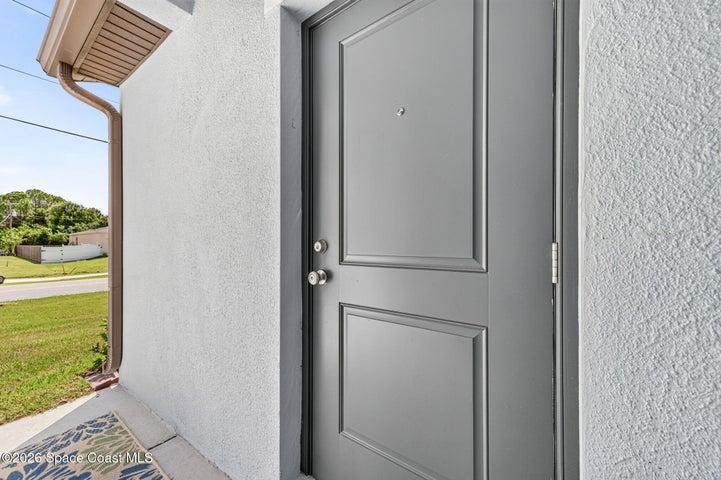 Guest suite/apartment extrance