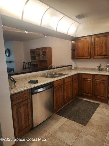 LARGE KITCHEN