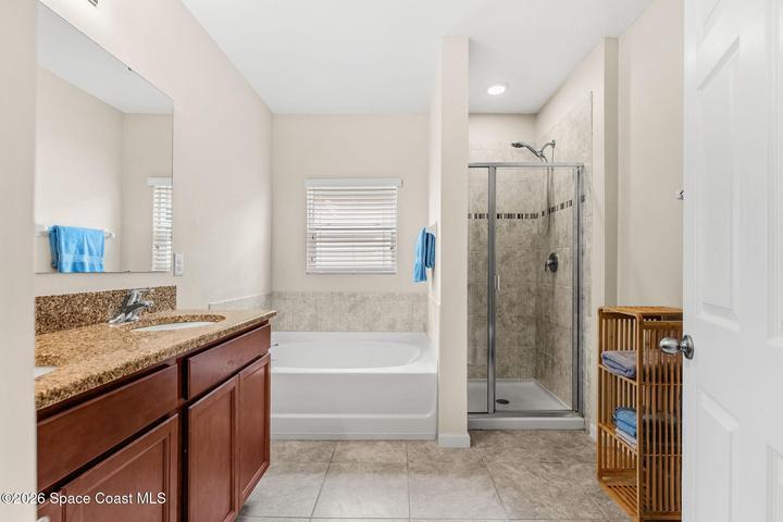 w/ Seperate Soaking Tub