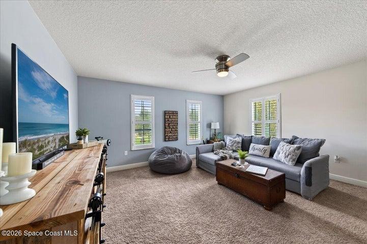 UPSTAIRS 5 TH BEDROOM WITH FULL BATHROOM