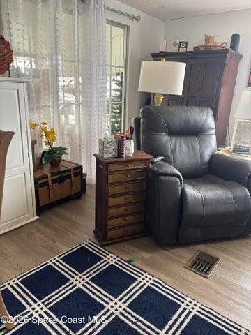 LIVING ROOM AND SHOWS GREAT