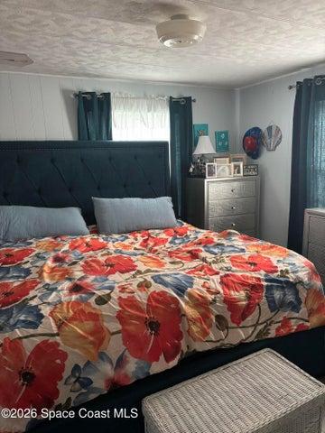 LARGE PRIMARY BEDROOM