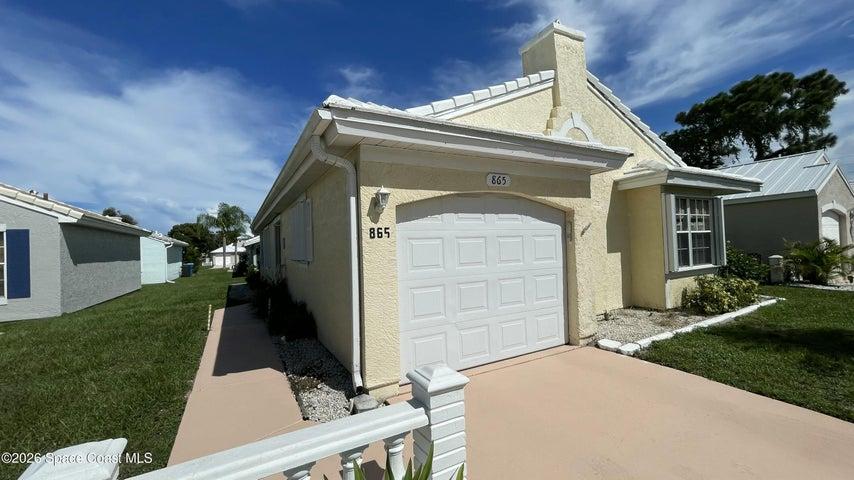 Sidewalk to entry