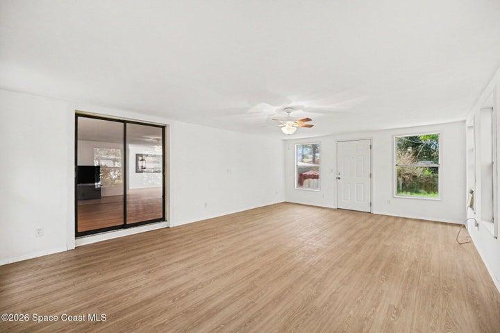 Ceiling Fan Center of Room. Access to both Front and Back Yards