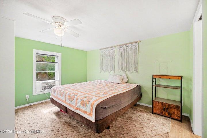 Primary Bedroom with En-Suite Bathroom and Ceiling Fan