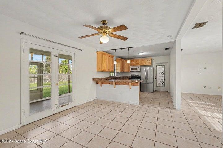 Eat -in Kitchen