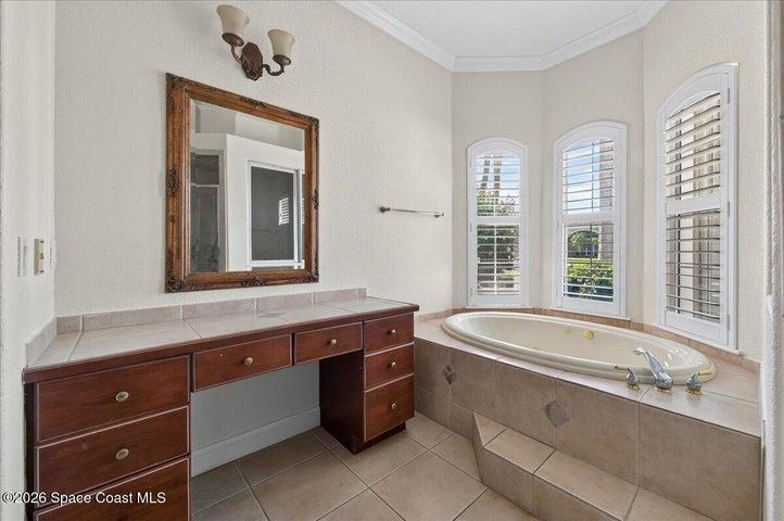 Primary enSuite with vanity counter and Tub