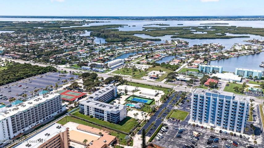 Walking Distance to River, supermarket & restaurants